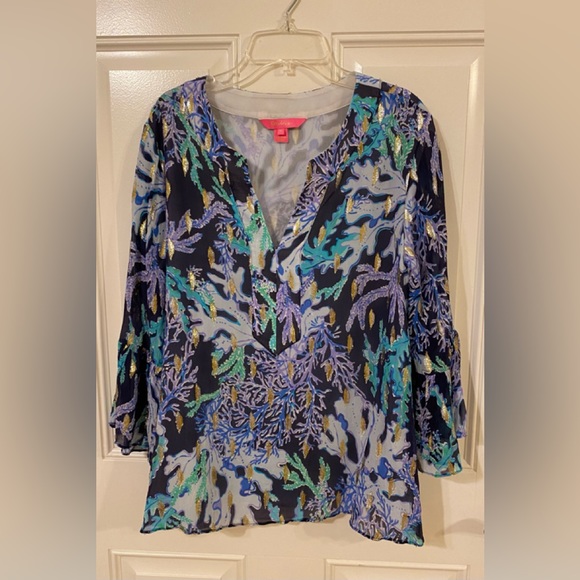 Lilly Pulitzer Tops - Stunningly beautiful Lilly Pulitzer blouse. Medium 💙